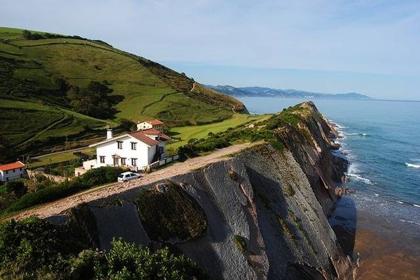 Découvrez le Charme du Pays Basque en Séjournant dans un Mobil Home de Rêve