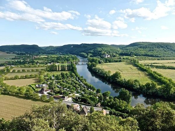 Quels sont les avantages d'un camping 3 étoiles avec mobil home pour un couple en Dordogne ?